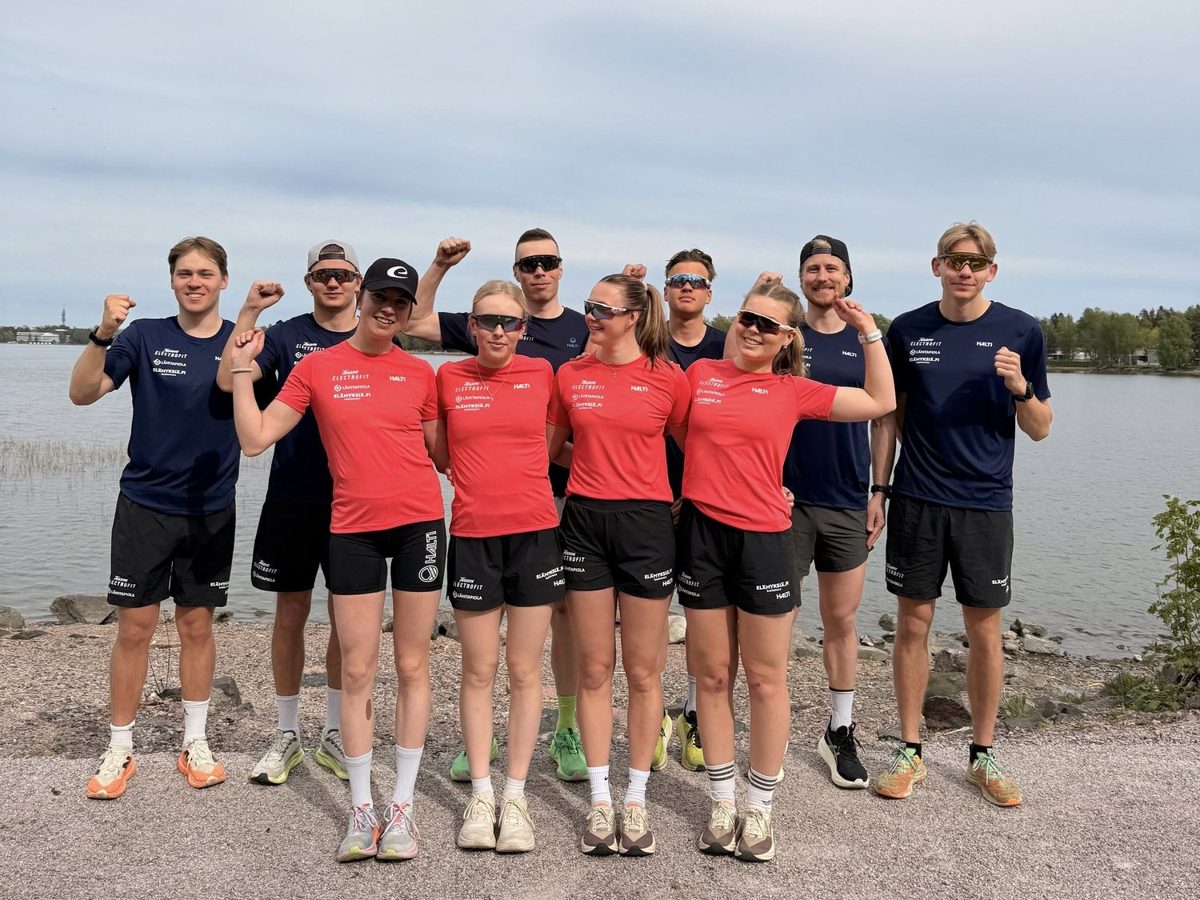 Team Electrofitin urheilijoita ryhmäkuvassa rannalla