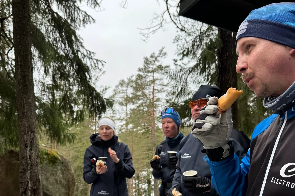 Pullakahvit Nuuksion metsissä hiihtolenkin lomassa.