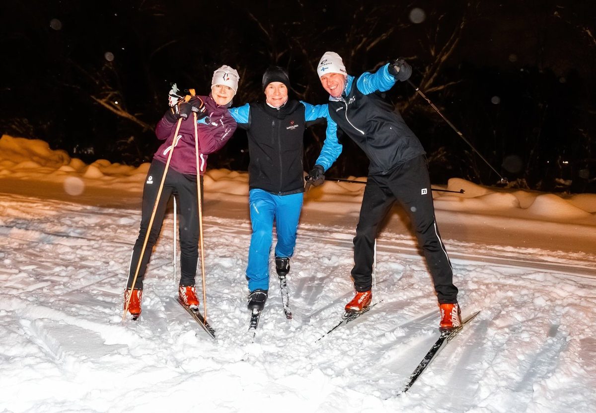 Riitta Petri Jallin ja Jari Pakarisen kanssa hiihtolenkillä.