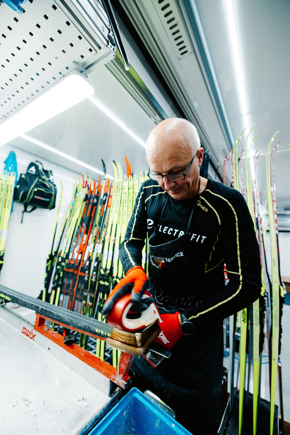 Jari Nieminen painoi Petteri Lepistön kanssa pitkää päivää suksihuollossa.